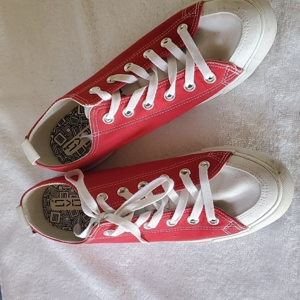 Skicks University of Wisconsin Badgers Red Canvas Low Top Sneakers Womens